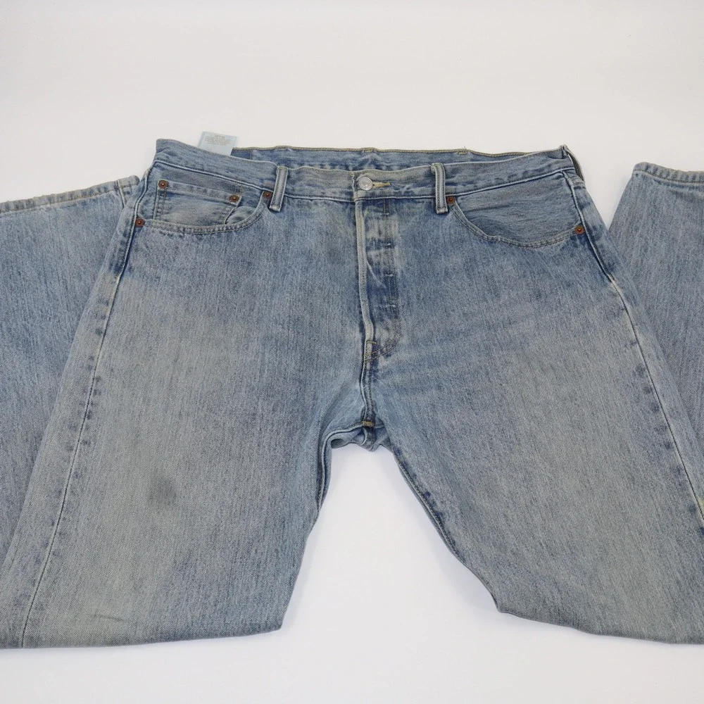 Levis 501 Men Original Fit Button Fly Straight Leg Light Wash Blue Jeans 38 x 32